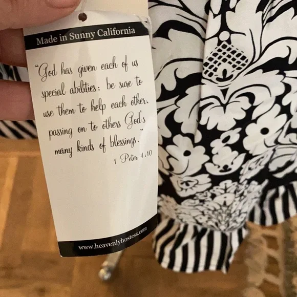 NWT Heavenly Hostess beautiful , feminine apron with pockets - Picture 10 of 12